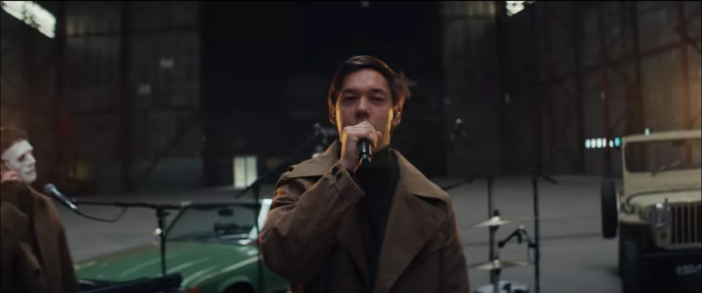 VIDEOPREMIERE: Jung spiller "Begår Tyveri" i ny live session-video