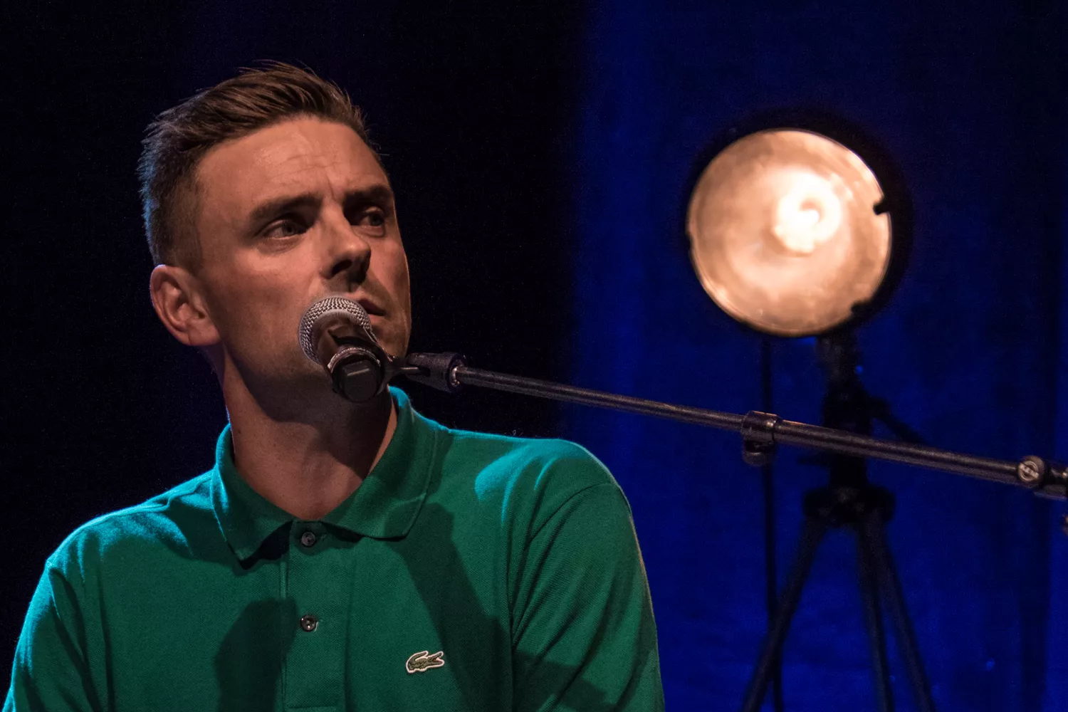 Simon Kvamm udgiver ny single og annoncerer første solo-album