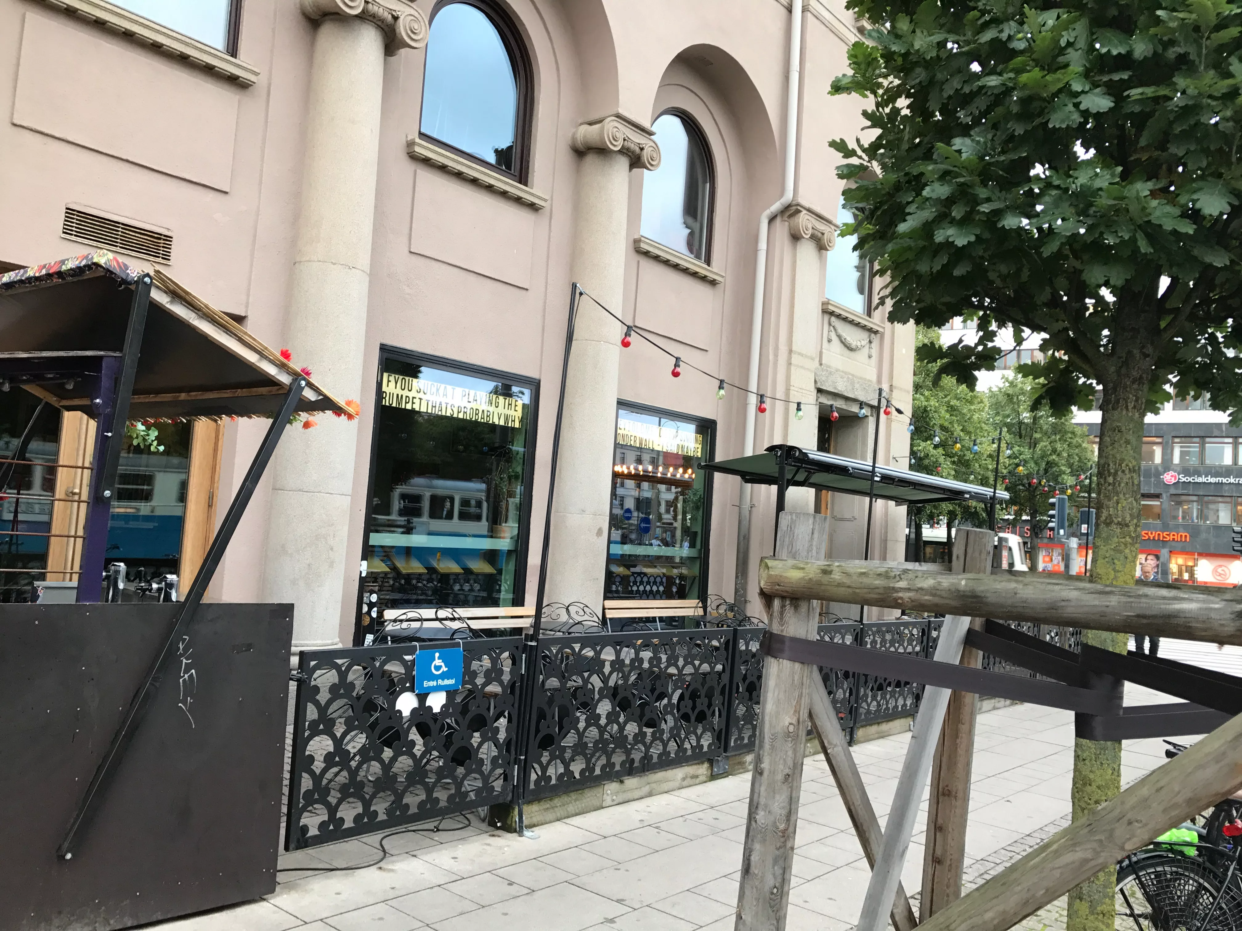 Band bestulet utanför klubb