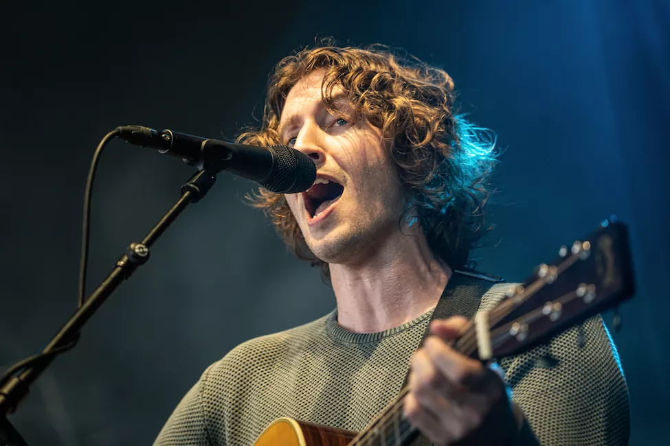 Australsk hjerteknuser med akustisk guitar