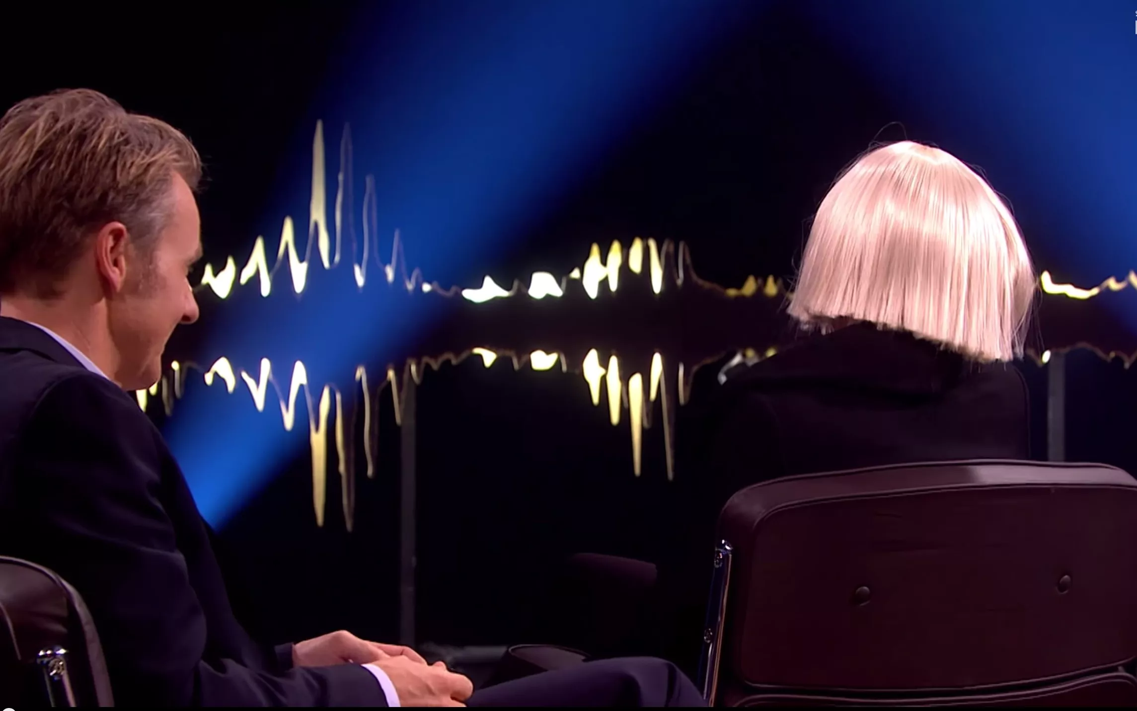 Se Sia bli intervjuet med ryggen til