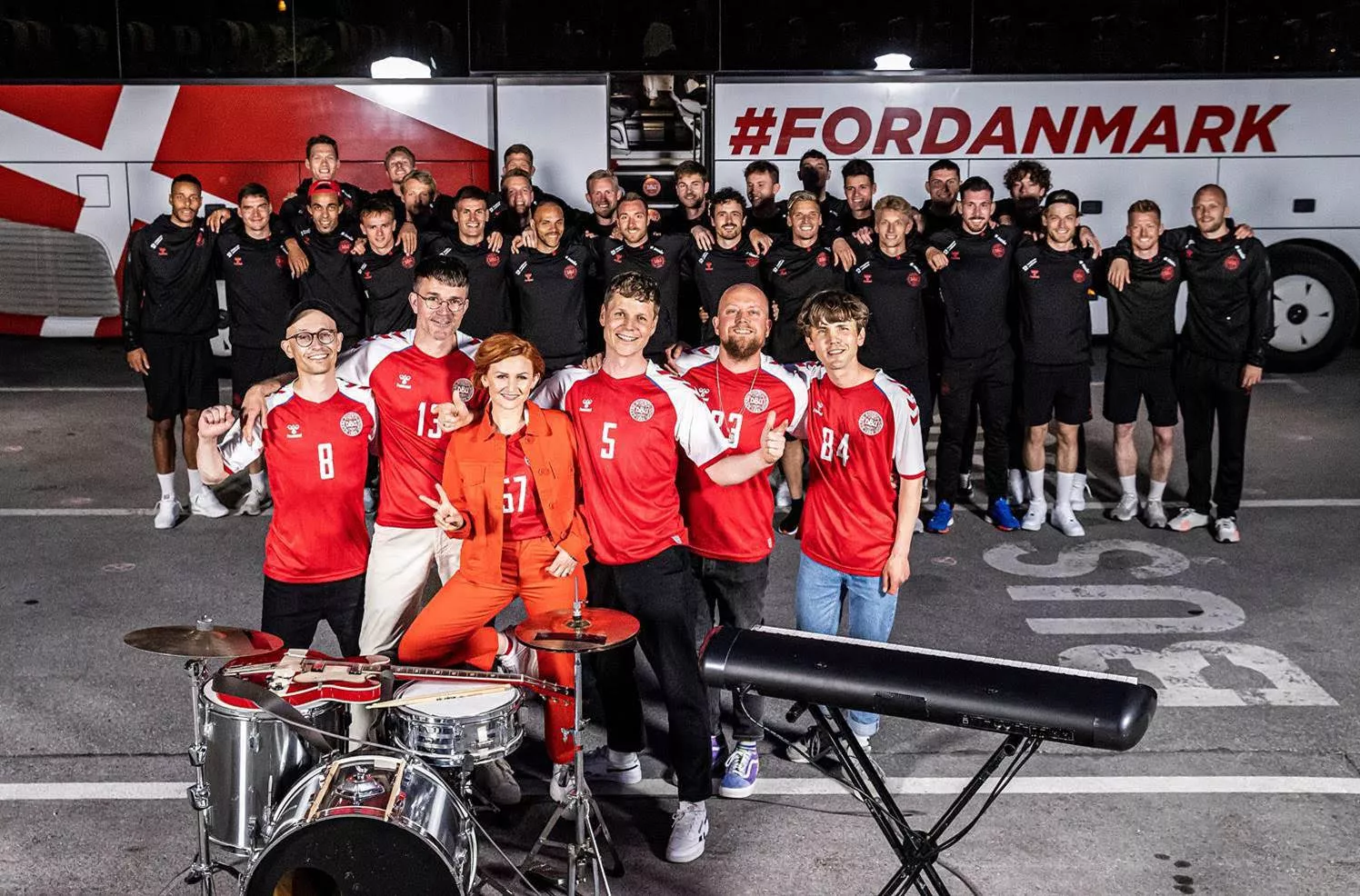 LYT: Alphabeat og Herrelandsholdets officielle danske EM-sang er ude