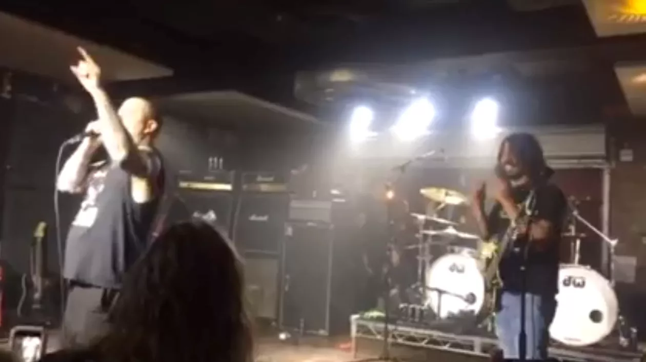 Video: Dave Grohl hylder Lemmy til Dimebash