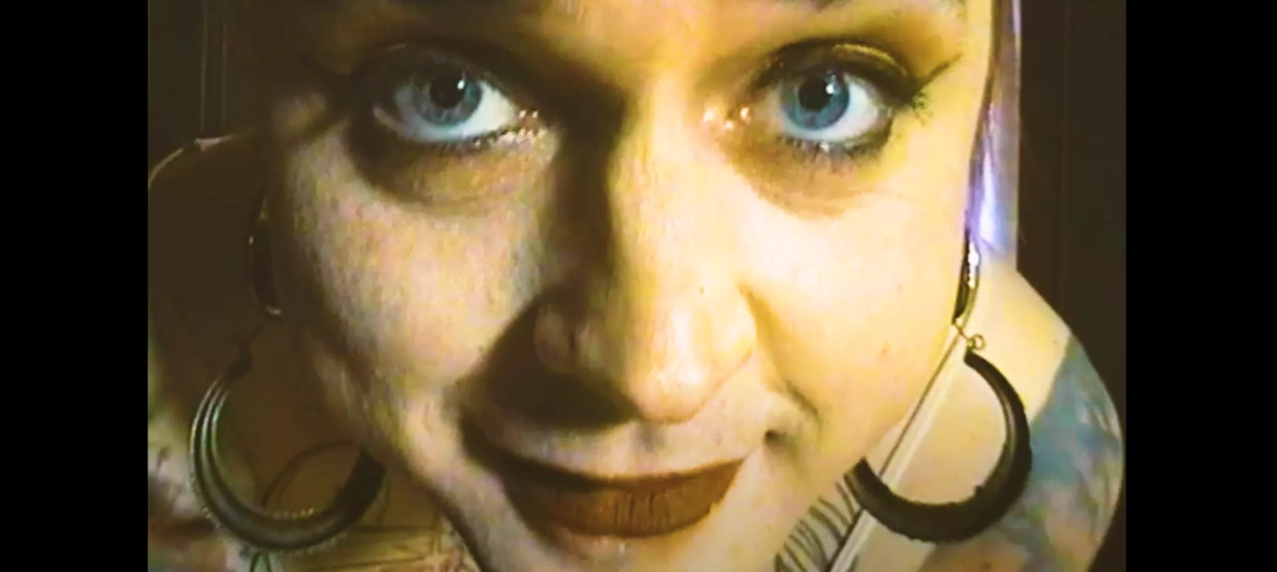 VIDEOPREMIERE: Natjager hylder den forbudte kærlighed – på tværs af alder, køn, etnicitet eller blot til dig selv