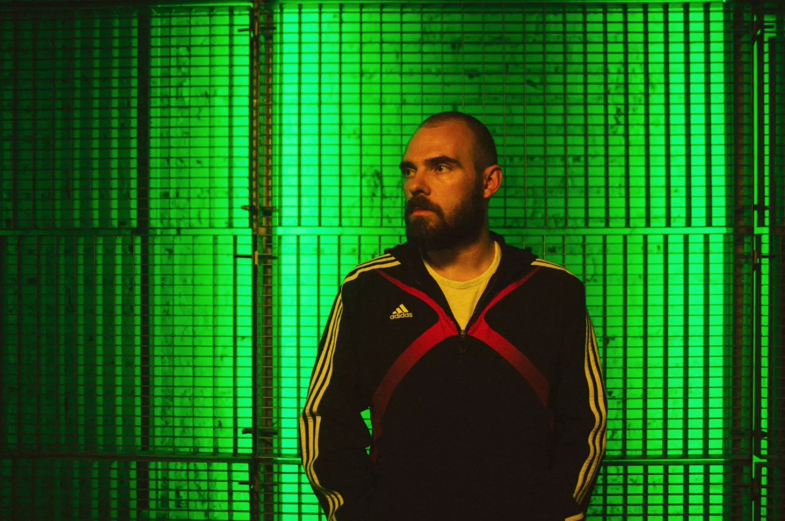 En velproduceret, men stilforvirret lydkollage 