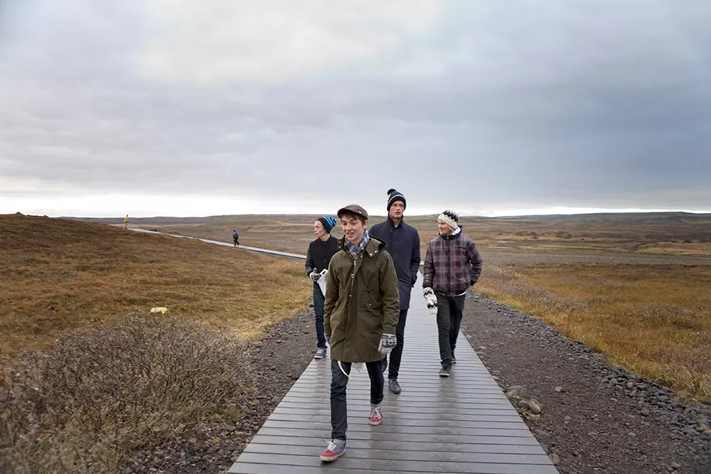 Trots dödsfall – Honningbarna fortsätter