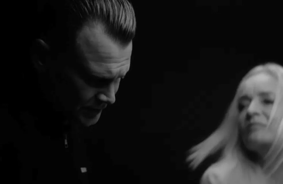 VIDEO: Suspekt og Anne Linnet serverer fuckfingre og omsorg