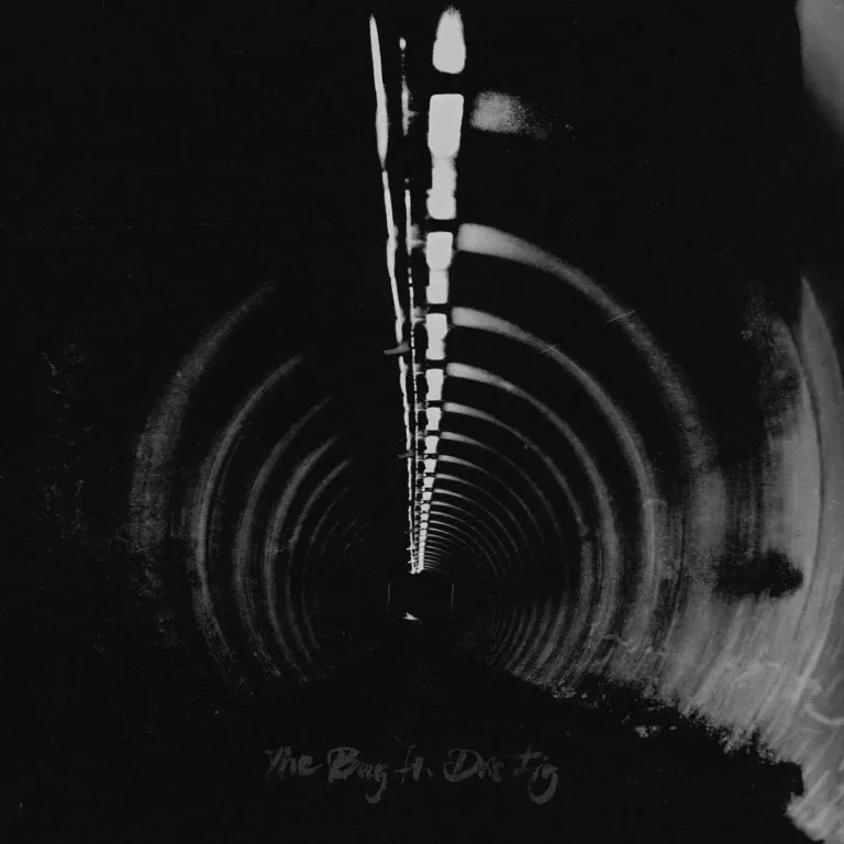Inuti en mörk och klaustrofobisk tunnel