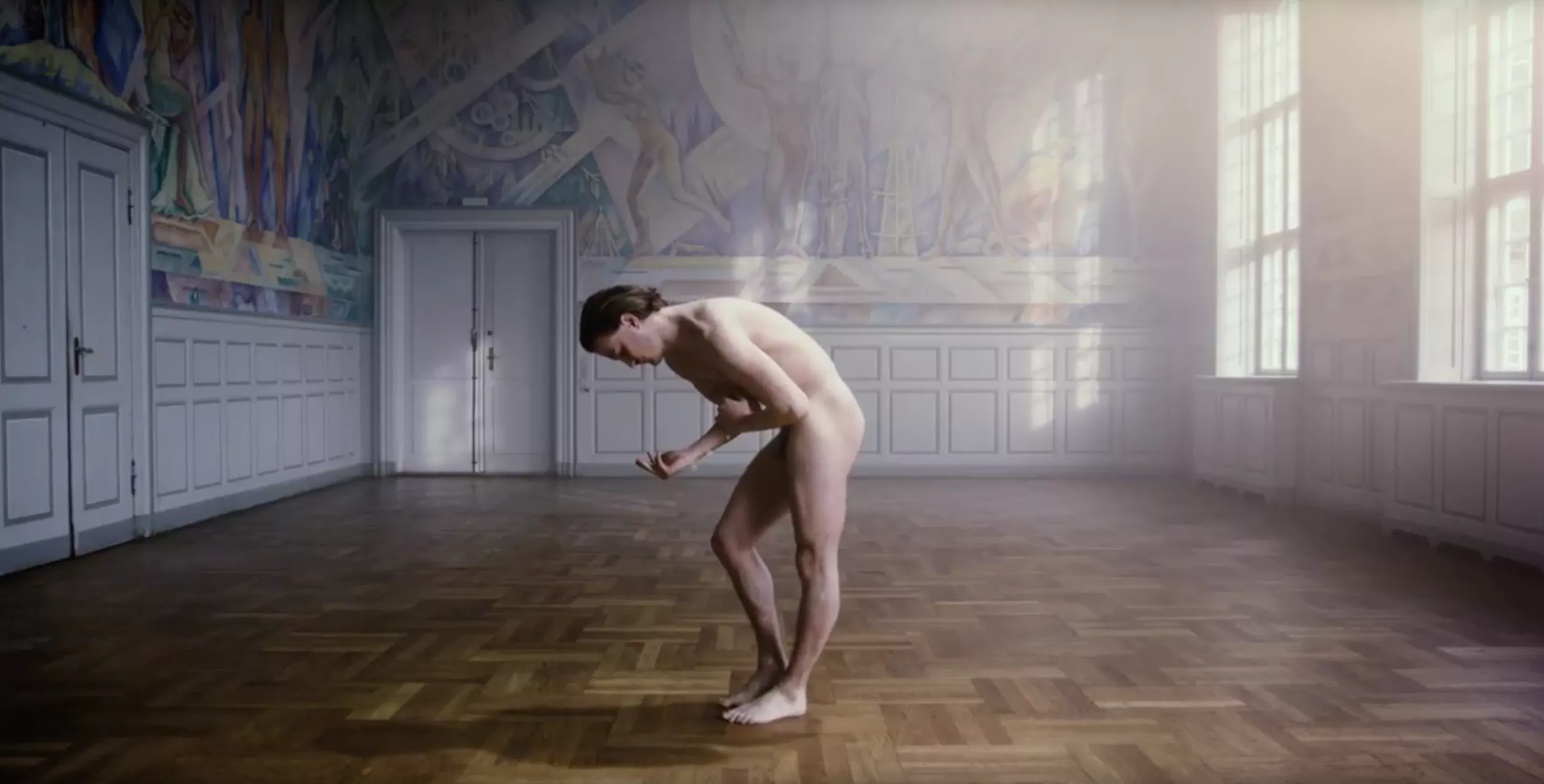 Se Schultz & Forever som nøgenmodel i ny video