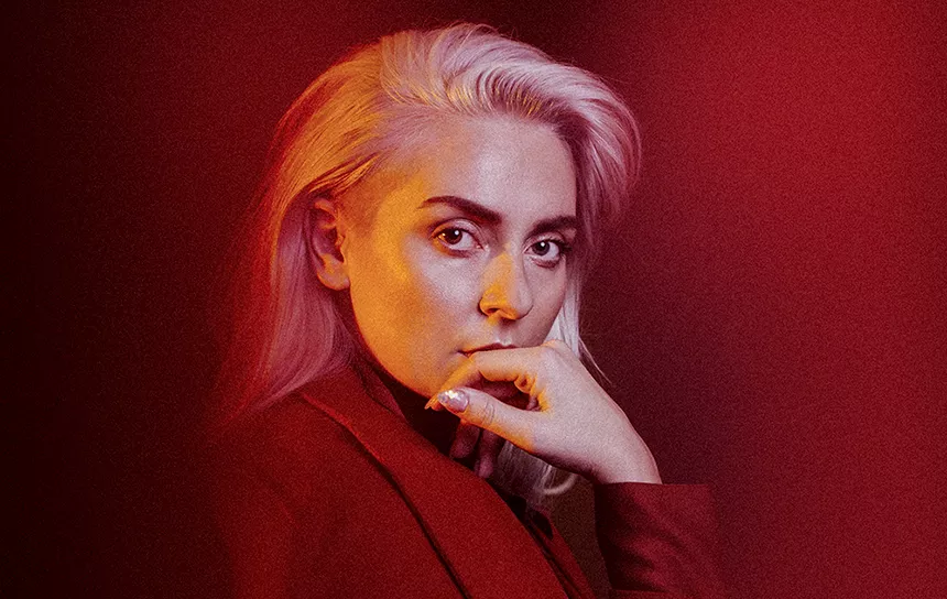 PREMIERE: Eivør træder ud af mørket i ny musikvideo