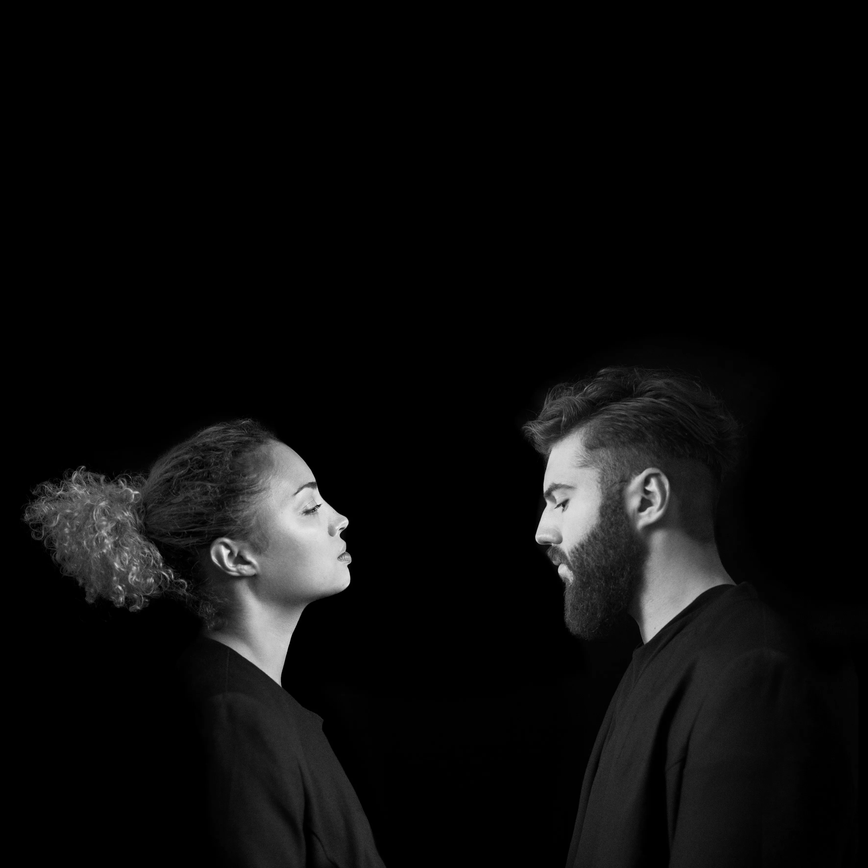 Från hajhäng till skäggattack när Lucas Nord och Naomi Pilgrim pratar ny låt – med varandra