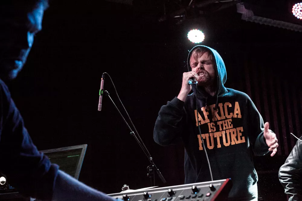 Fandenivoldsk electrorock hengemt i ledningspaghetti 