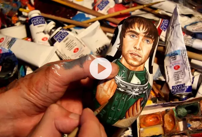 Video: Se Noel Gallagher som russisk dukke – med Liam indeni