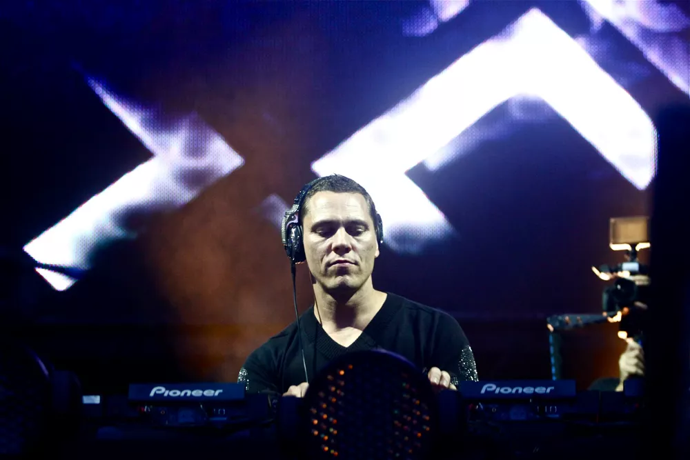 Tiësto: Way Out West, Azalea