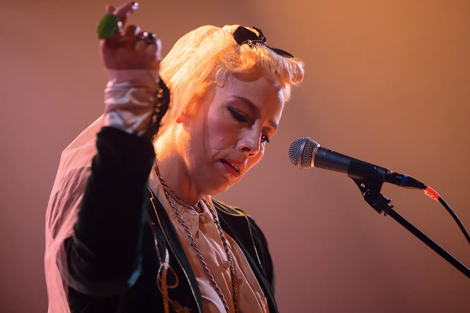 Powerkvinde i sløret hvidt