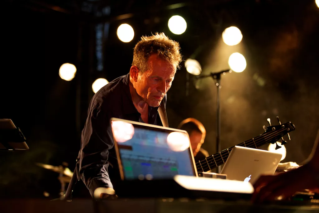 Led Zeppelin-bassist teamer opp med norsk produsent