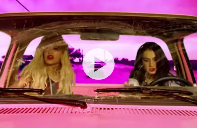 Se Charli XCX og Rita Ora i bedste Thelma & Louise-stil