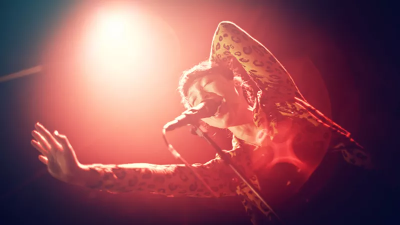 Se intim Little Dragon-spelning