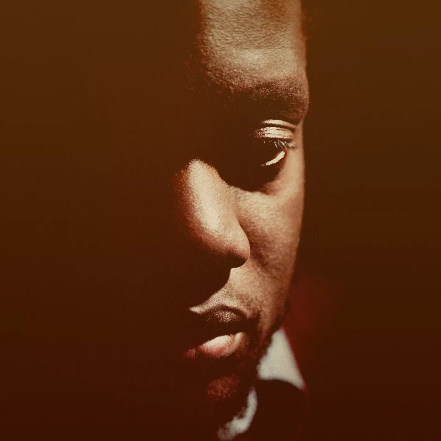 Michael Kiwanuka spiller i Vega