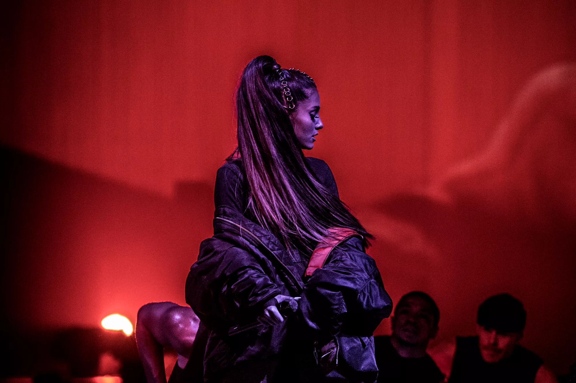 Ariana Grande afbryder tour – og det strømmer ind med kondolencer