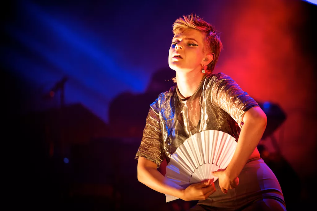 Robyn på väg med nytt material