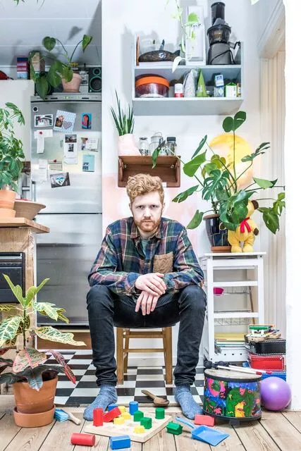 ANMELDELSE: Moden popmusik med charme og klare referencer