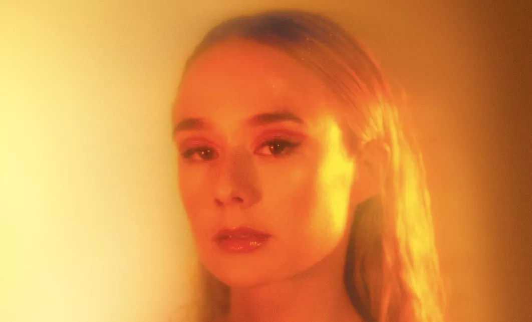 En artist och skådis som vill släppa kontrollen 