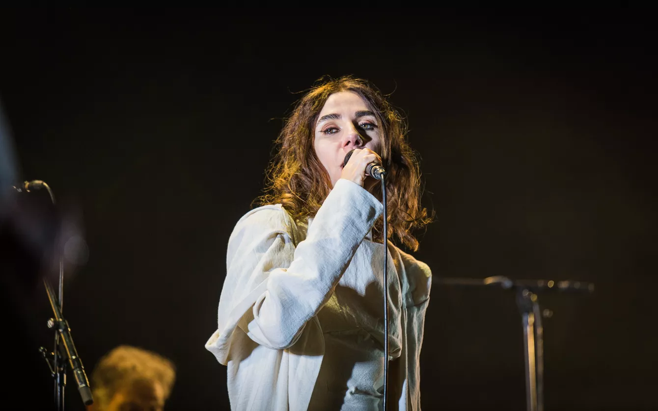 VARM OP TIL ROSKILDE: Her er ny musikvideo fra femstjernede PJ Harvey