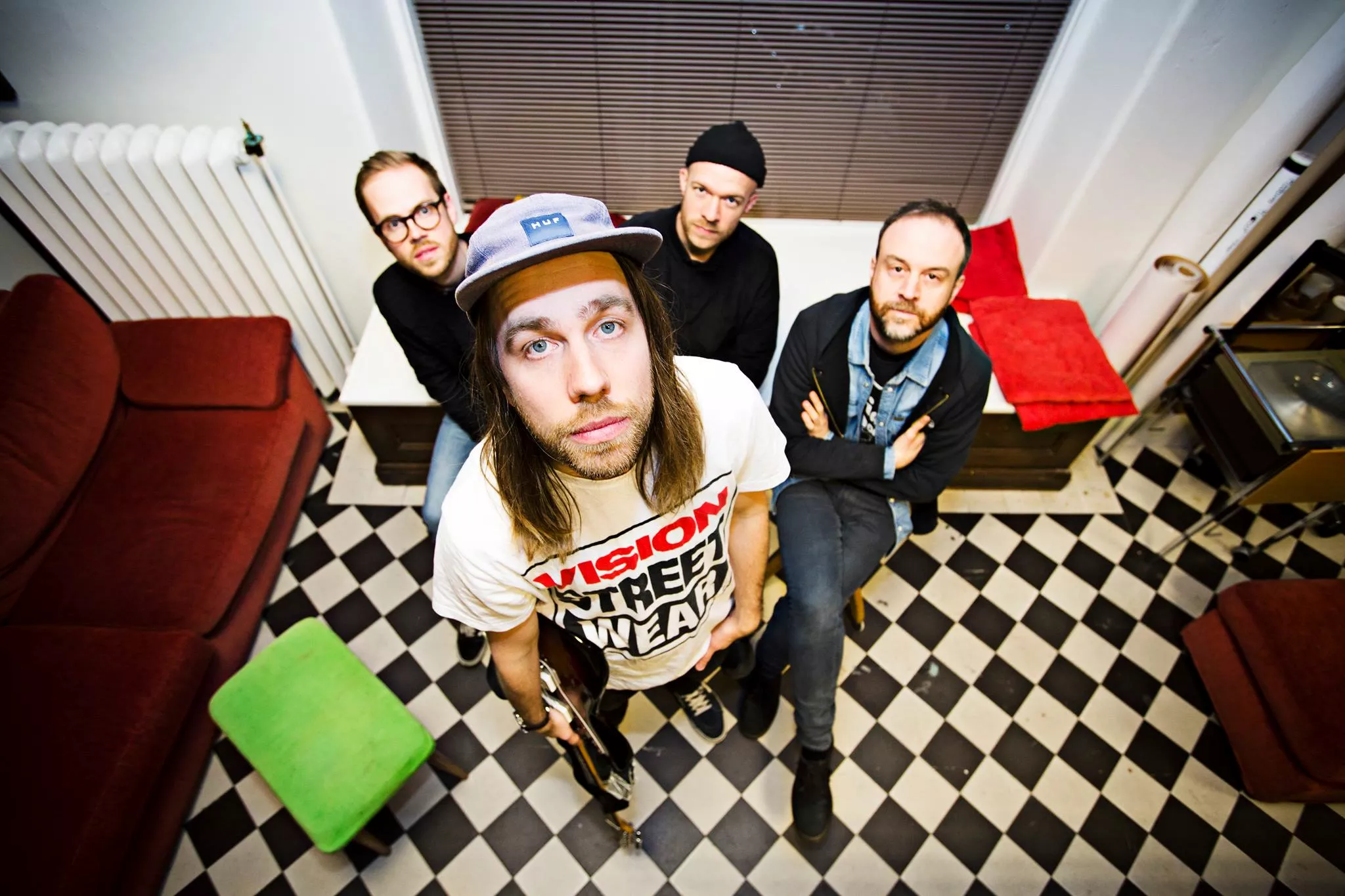 Erfarna GBG-musiker skickar ut stökig alternativ 90-talsrock – premiär här