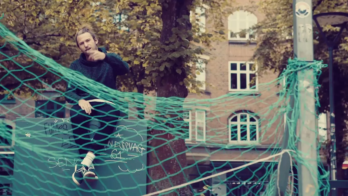 Mund de Carlo ude med ny musikvideo om fællesskab