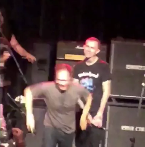 Här hoppar fanet ut i publiken – ingen tar emot