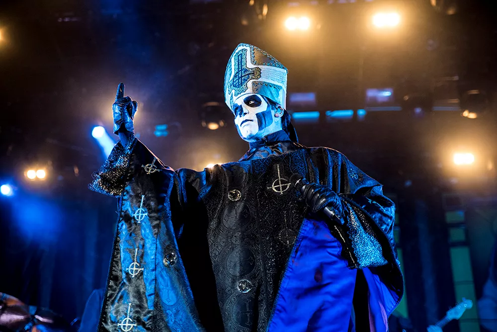 Pastor varnar för Ghost 