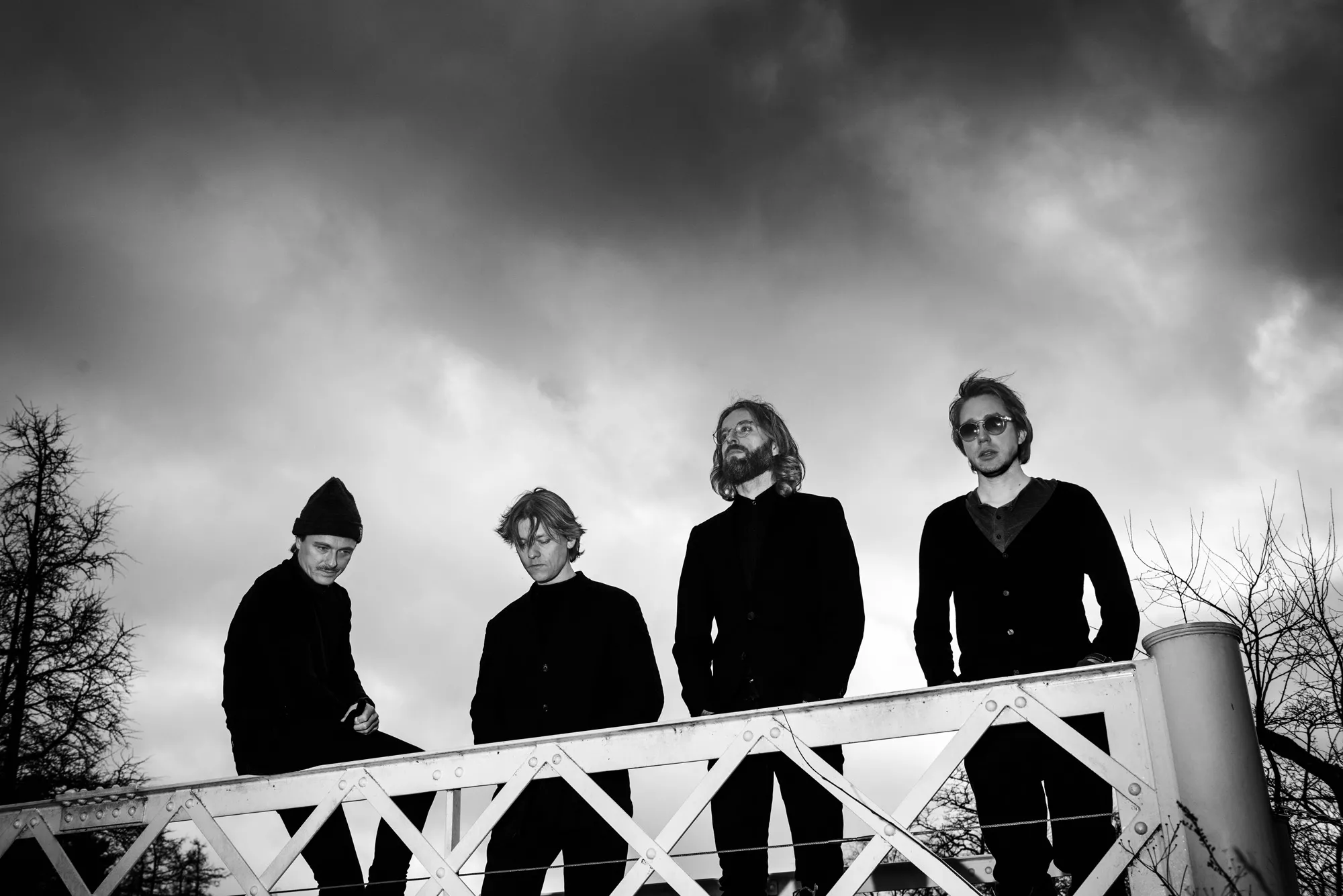 Mew giver akustisk minikoncert i GAFFAs Roskilde-stand