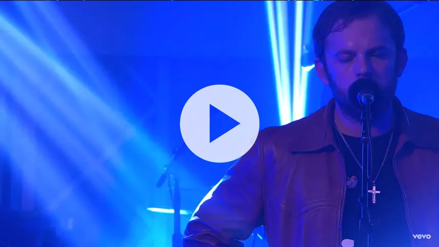 Kings Of Leon fortolker Selena Gomez’ ”Hands To Myself”
