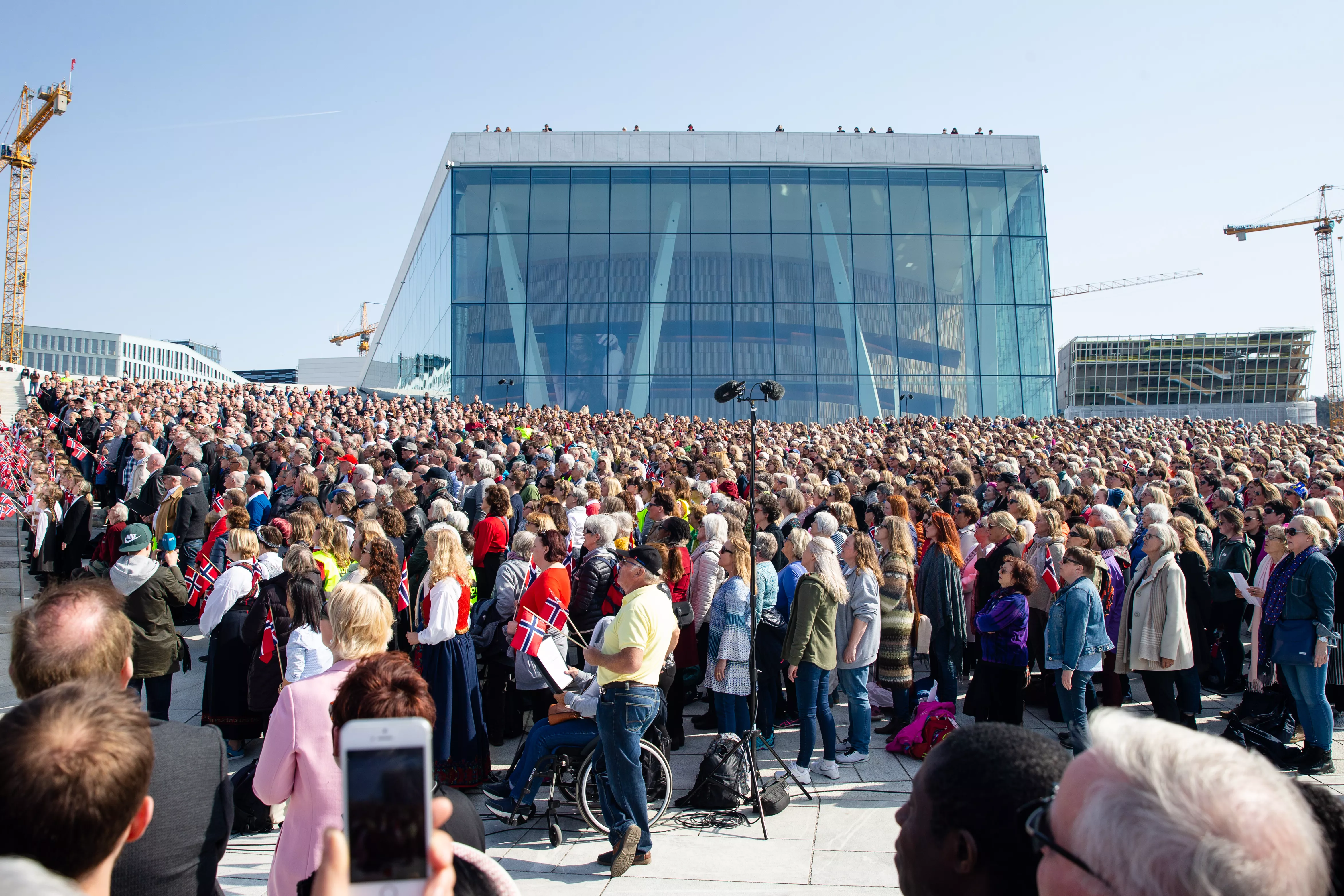 Nær 3.000 samlet seg til verdensrekordforsøk på operataket i Oslo lørdag