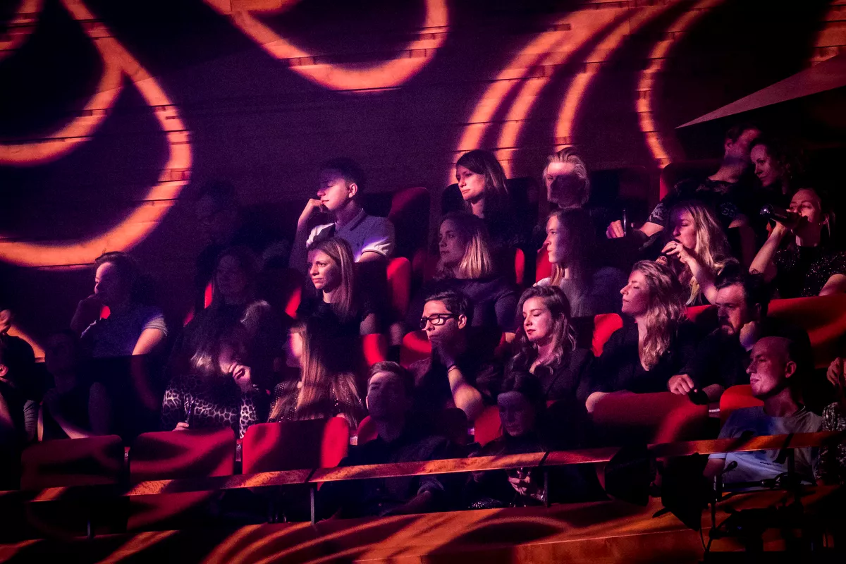 Siddende koncerter med op til 500 personer er nu tilladt i Danmark