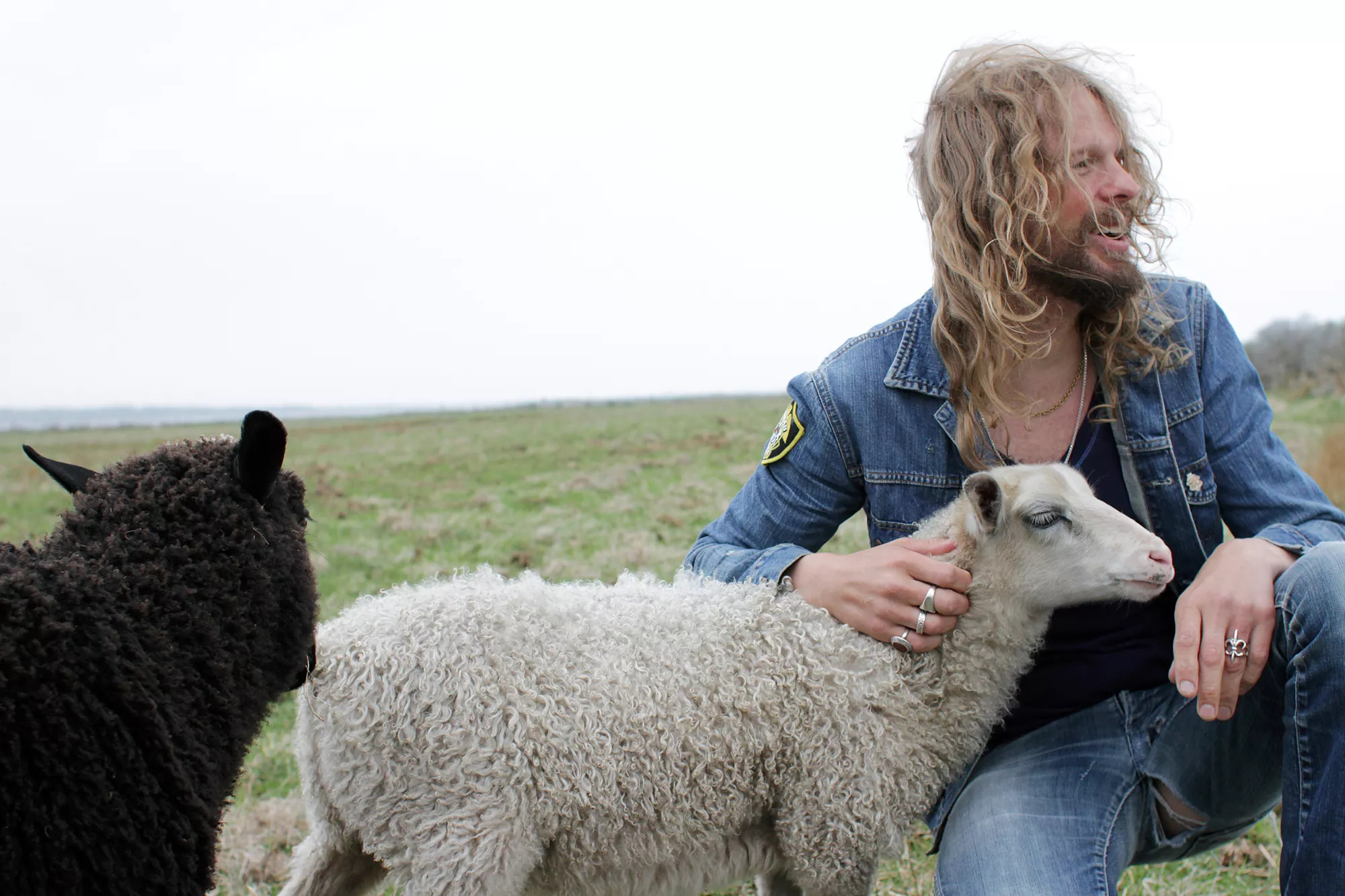 Hör ny låt med Robert "Strängen" Dahlqvist