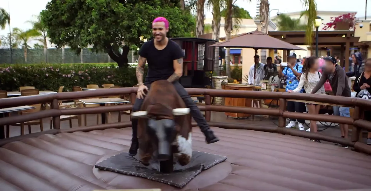 Ny video: Fall Out Boy lever det vilde liv