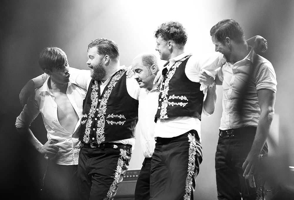 The Hives skänker bort sin turnébuss