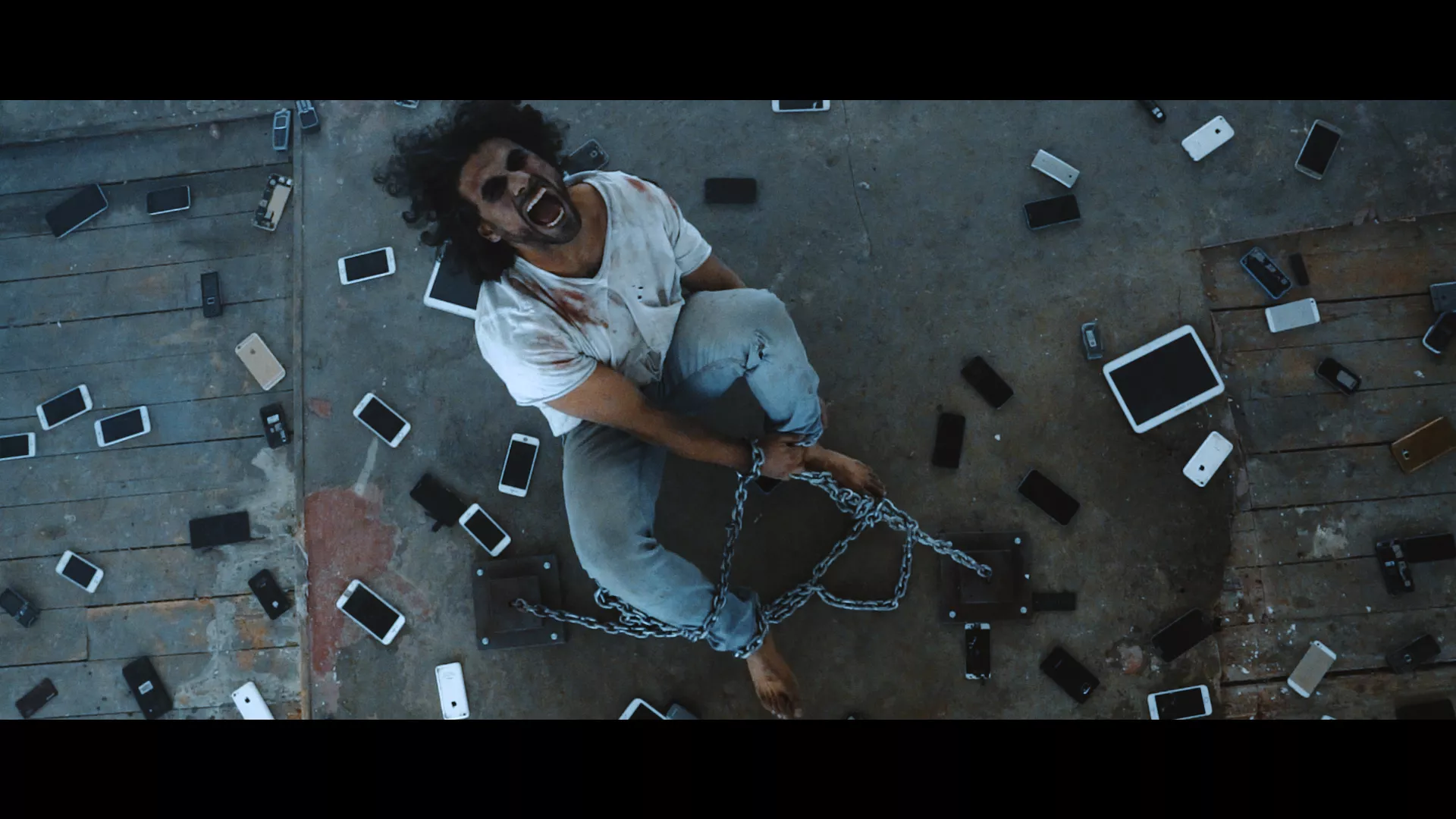 PREMIÄR: Mobilen fick rapparen att gå in i väggen