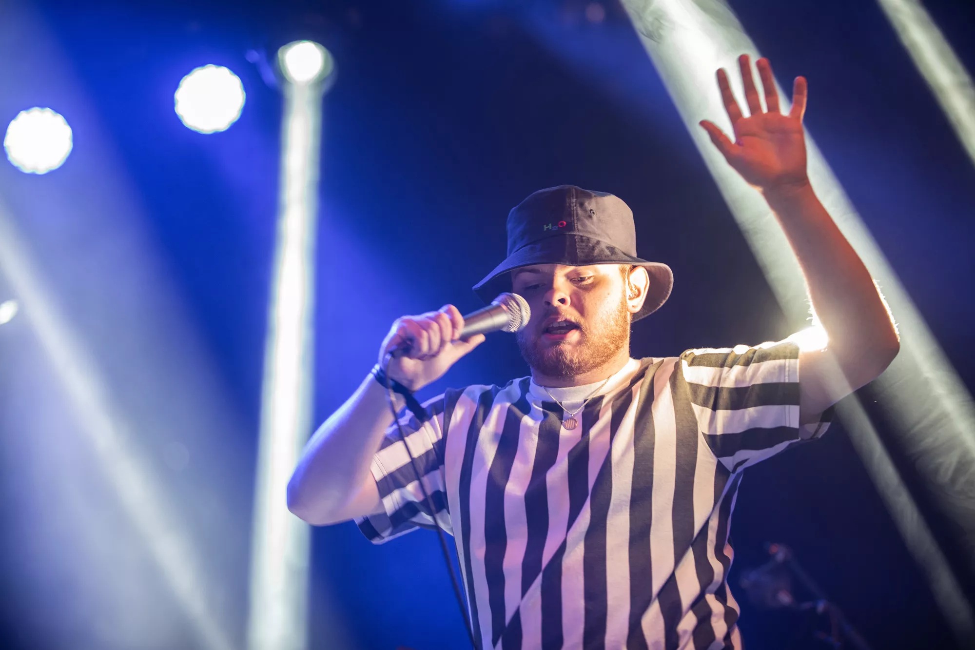 ANMELDELSE: 8-bit, bøllehat og et menneskeligt konfettirør