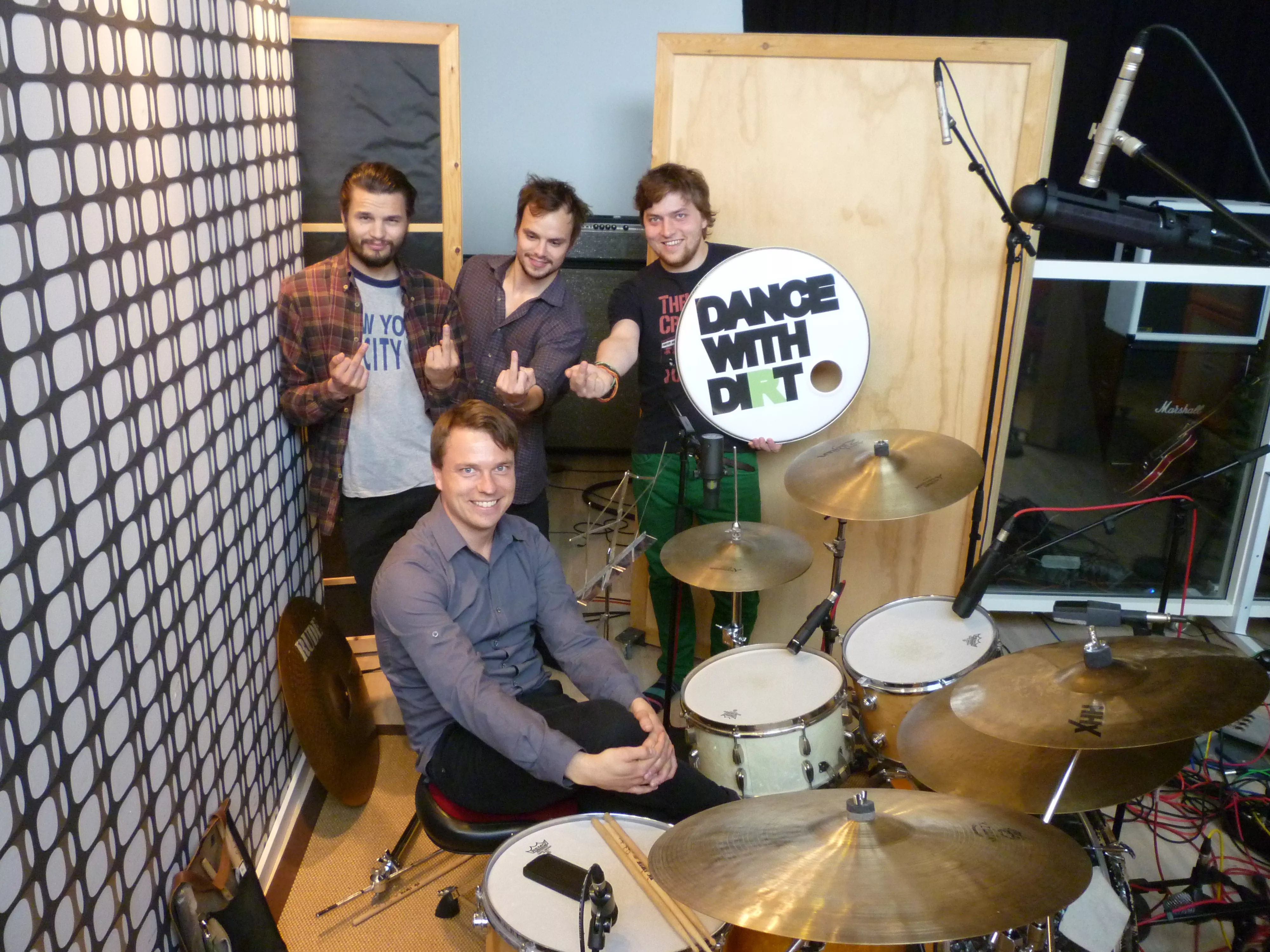 Dance With Dirt søger: Suits med penge og kærlighed til rock