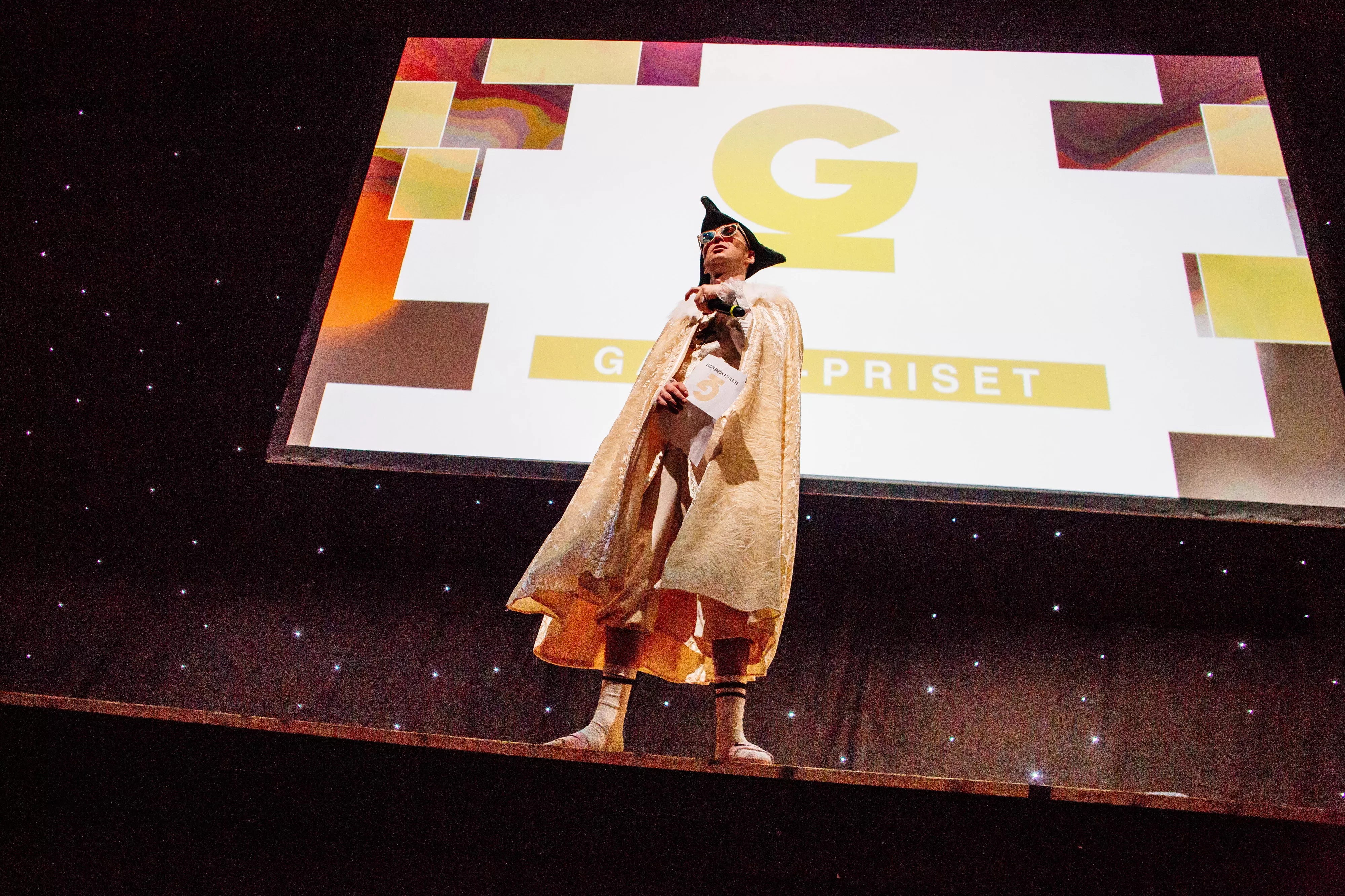 Svarar med våldtäktslista 