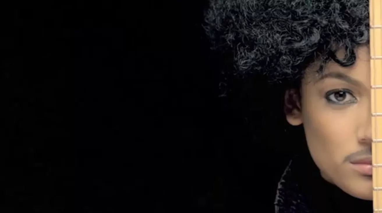 Se kvindelig Prince lege med pandekager i ny video 