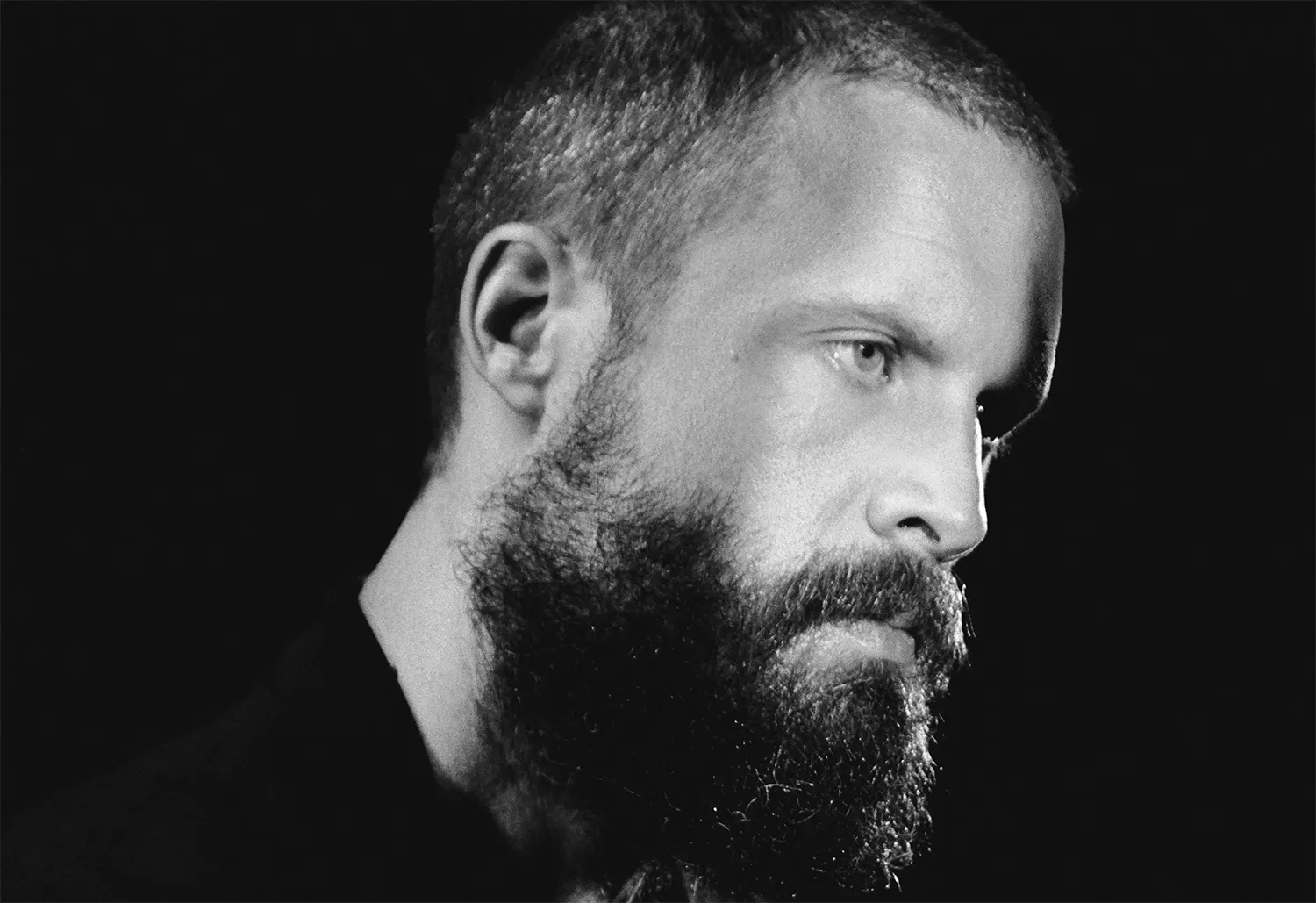 INTERVJU: Father John Mistys nye album er som en zombiefilm