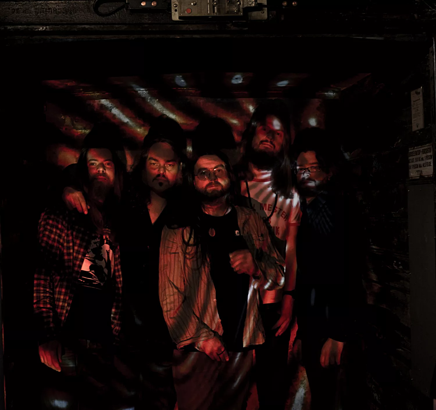 Spids Nøgenhat: Man bomber og siger, man kommer med fred