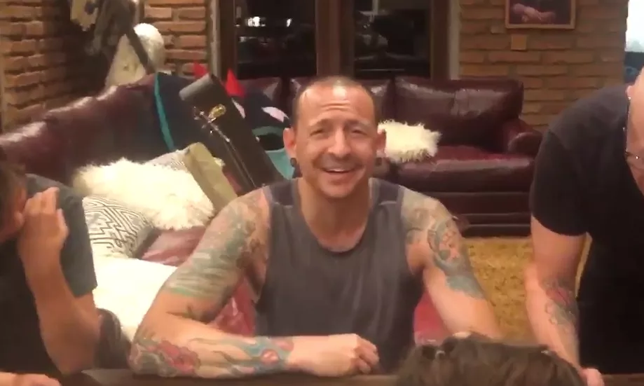 Linkin Park deler munter video med Chester Bennington