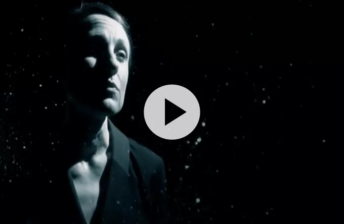 Video: Kristina Holgersen hælder gammel Helle Helle på nye flasker