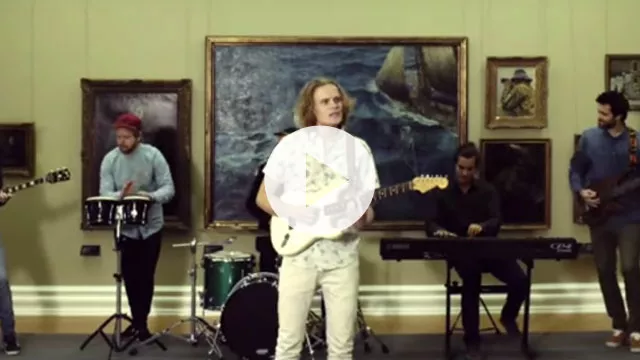 Video: Se Roskilde-aktuelle Kakkmaddafakka spille blandt Edvard Munch-malerier