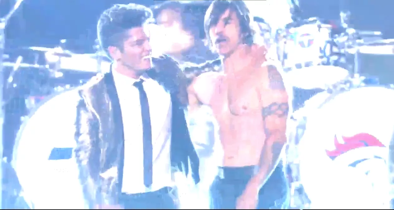 Se Bruno Mars fyre op under Super Bowl